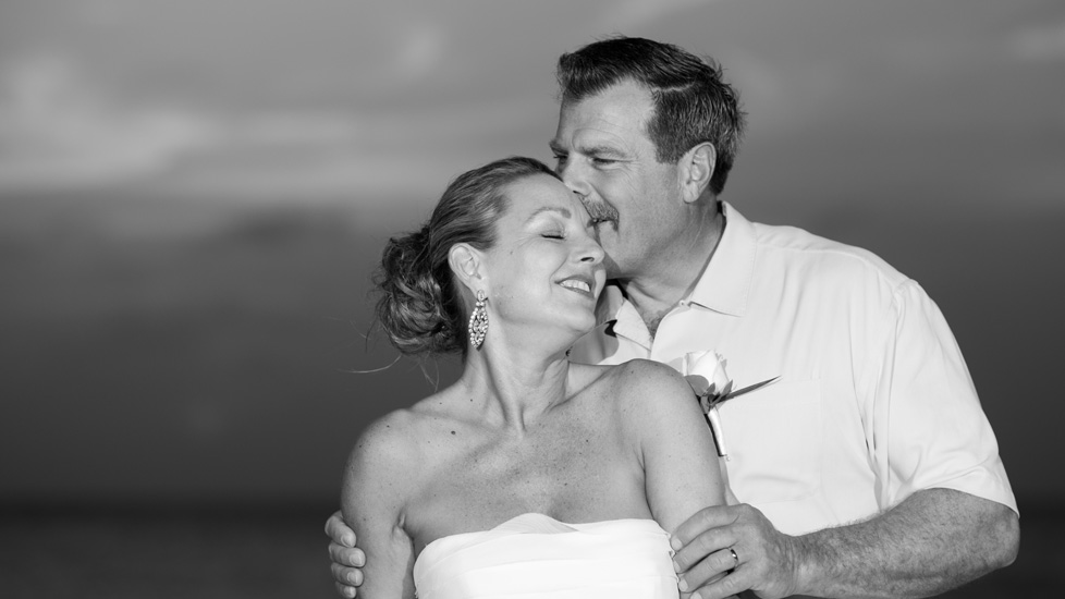 978×550 Gayle & David Close Hug