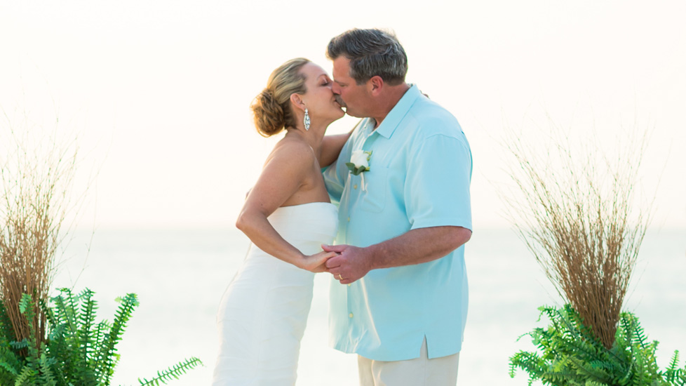 978×550-Gayle-&-David-kissing