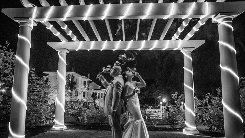 978×550–smoking-under-balcony